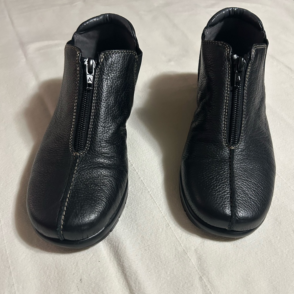 AEROSOLES Black Leather Ankle Boots